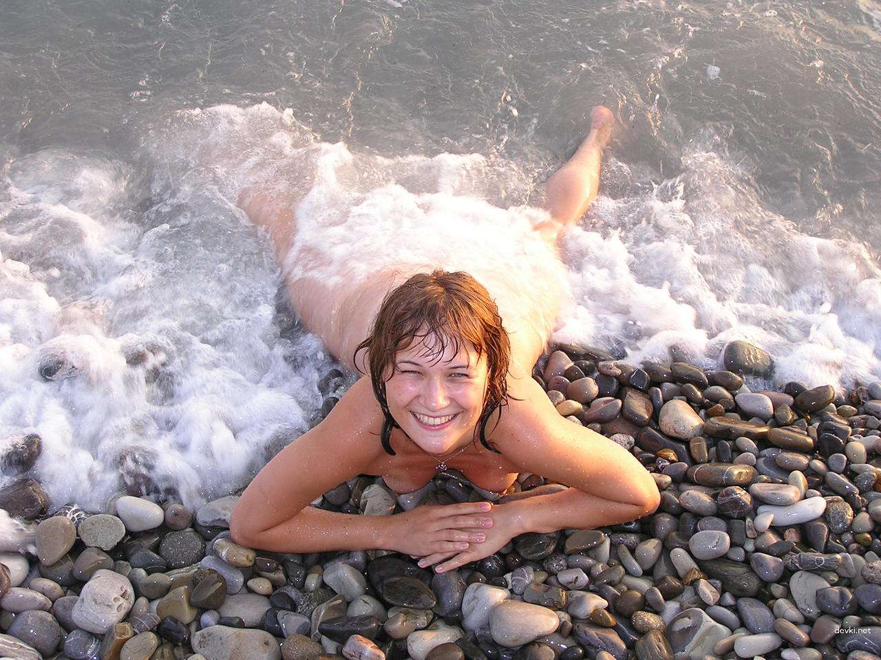 Sexy Naked Girl Poses on Vacation - Amateur Nudes