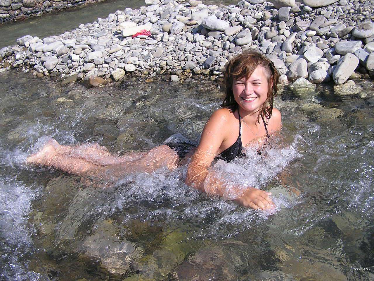 Sexy Naked Girl Poses on Vacation - Amateur Nudes
