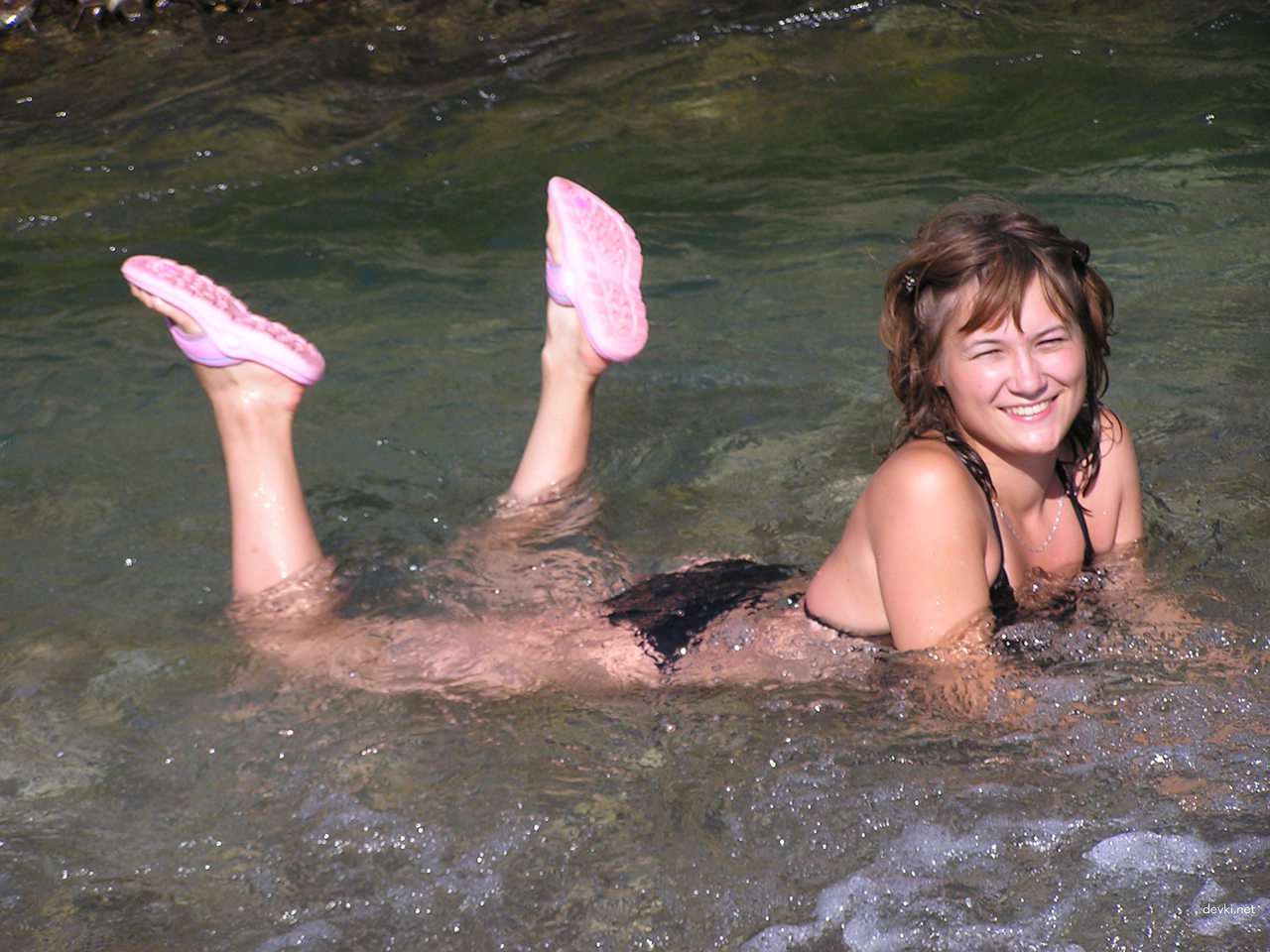 Sexy Naked Girl Poses on Vacation - Amateur Nudes