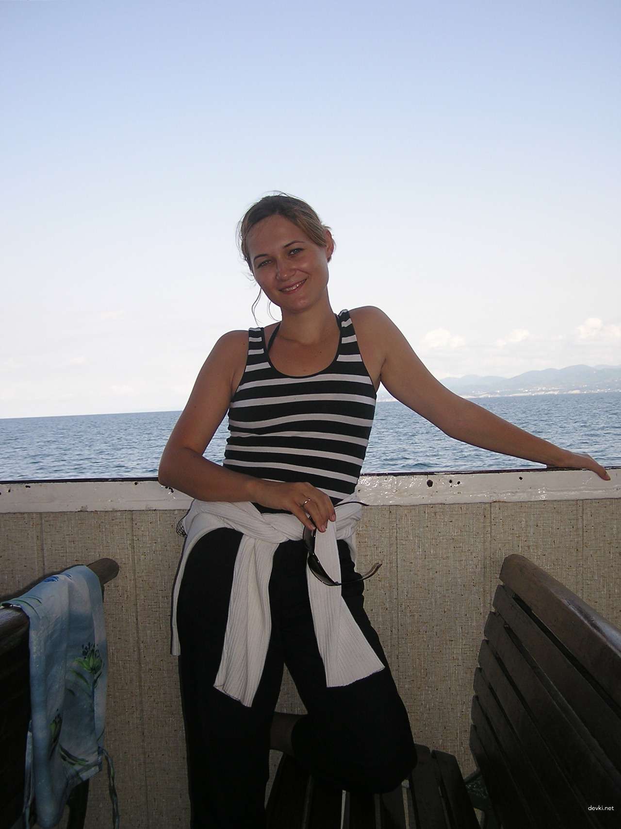Sexy Naked Girl Poses on Vacation - Amateur Nudes