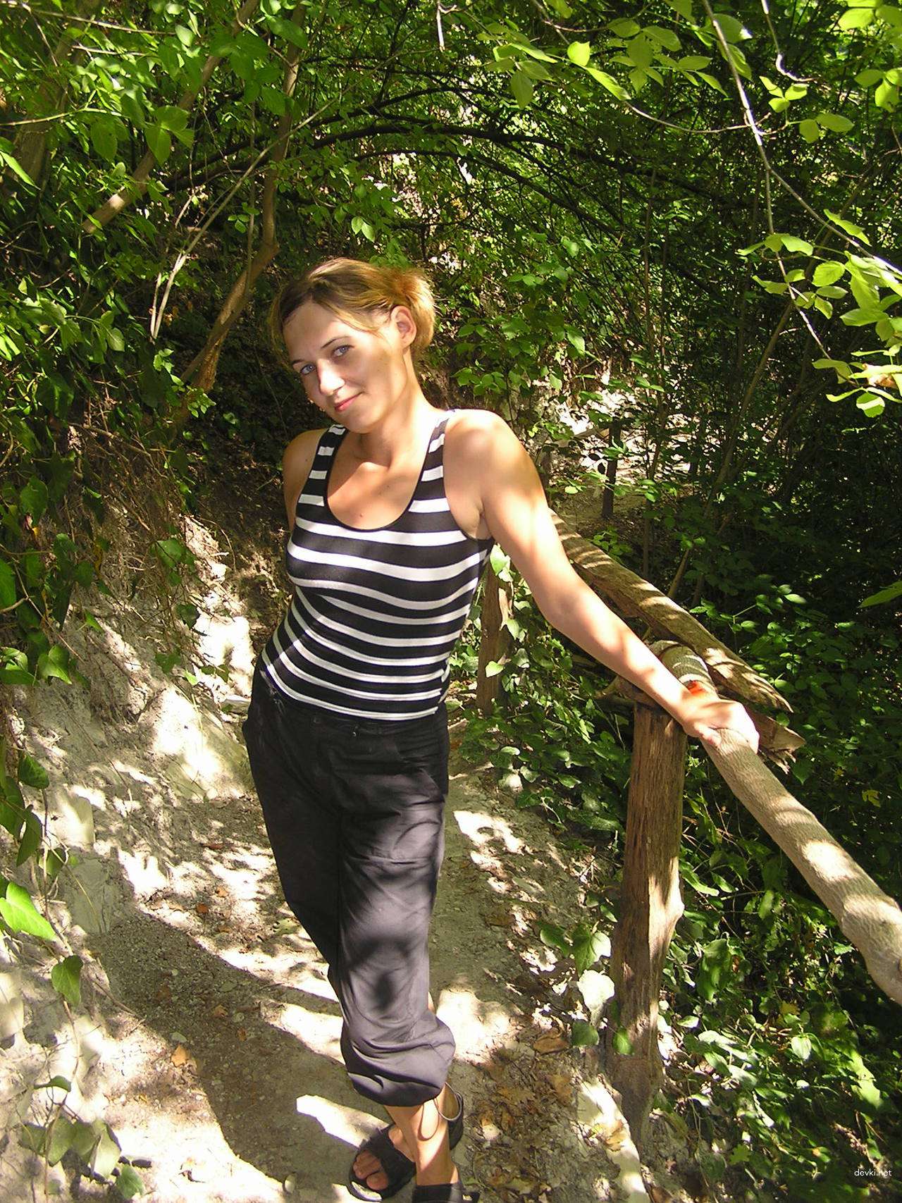 Sexy Naked Girl Poses on Vacation - Amateur Nudes