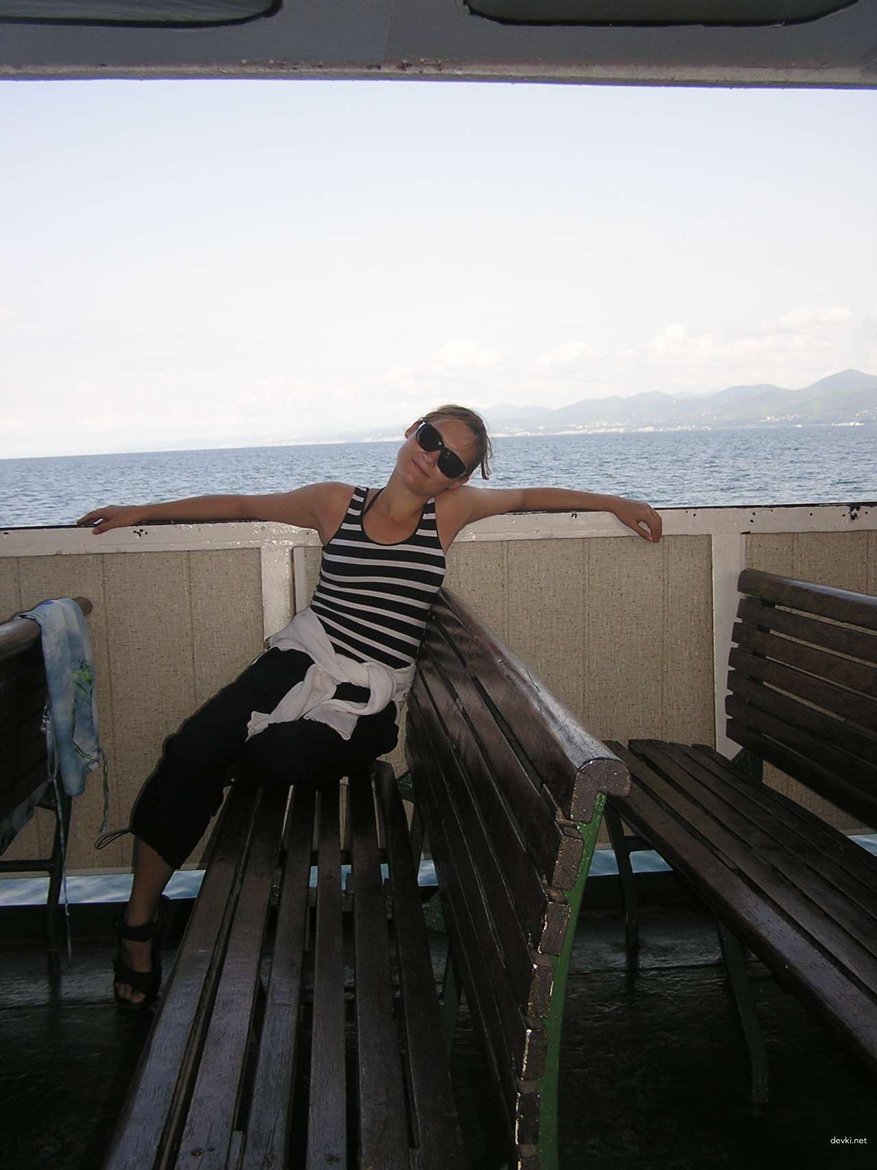 Sexy Naked Girl Poses on Vacation - Amateur Nudes