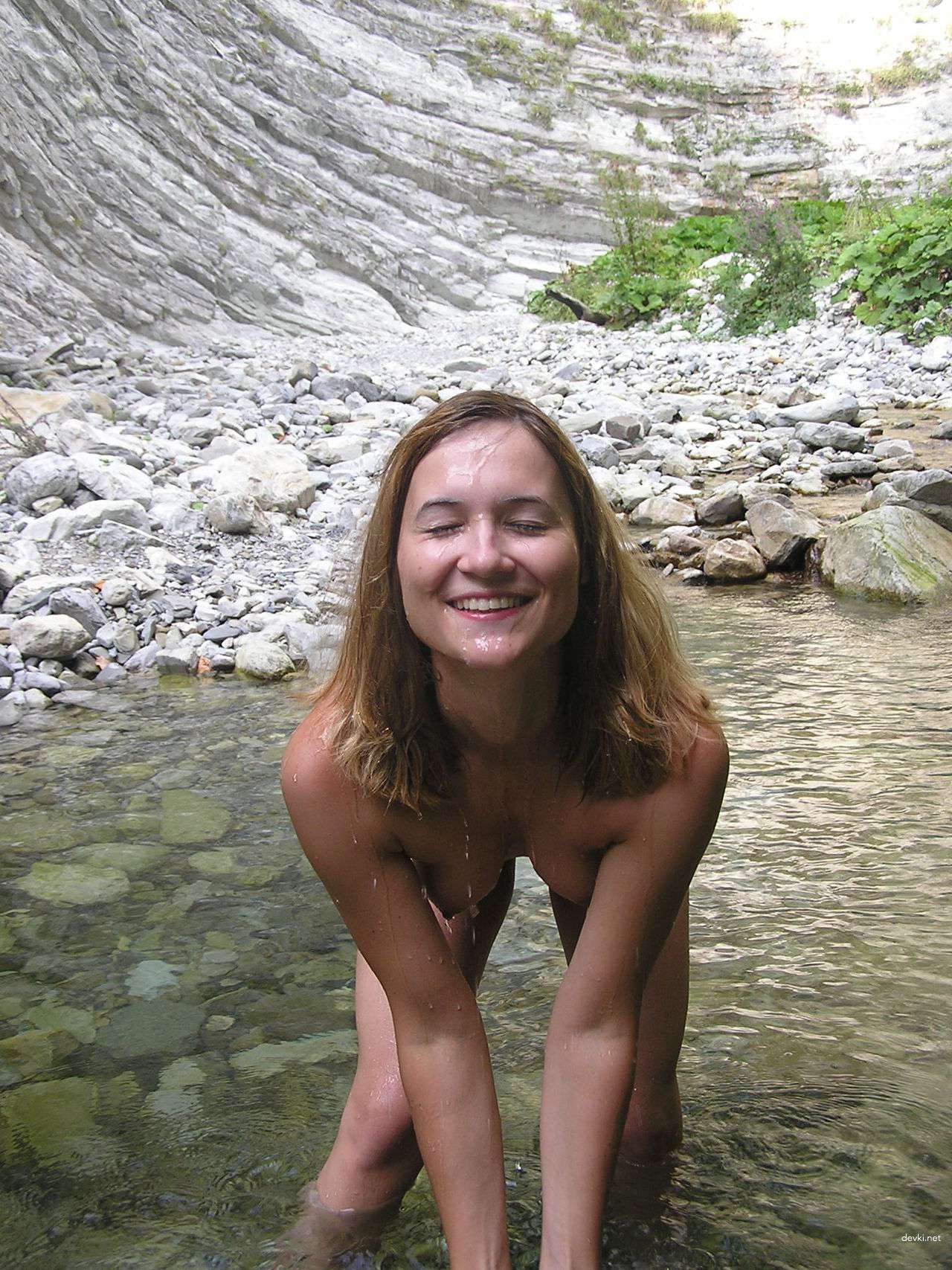 Sexy Naked Girl Poses on Vacation - Amateur Nudes