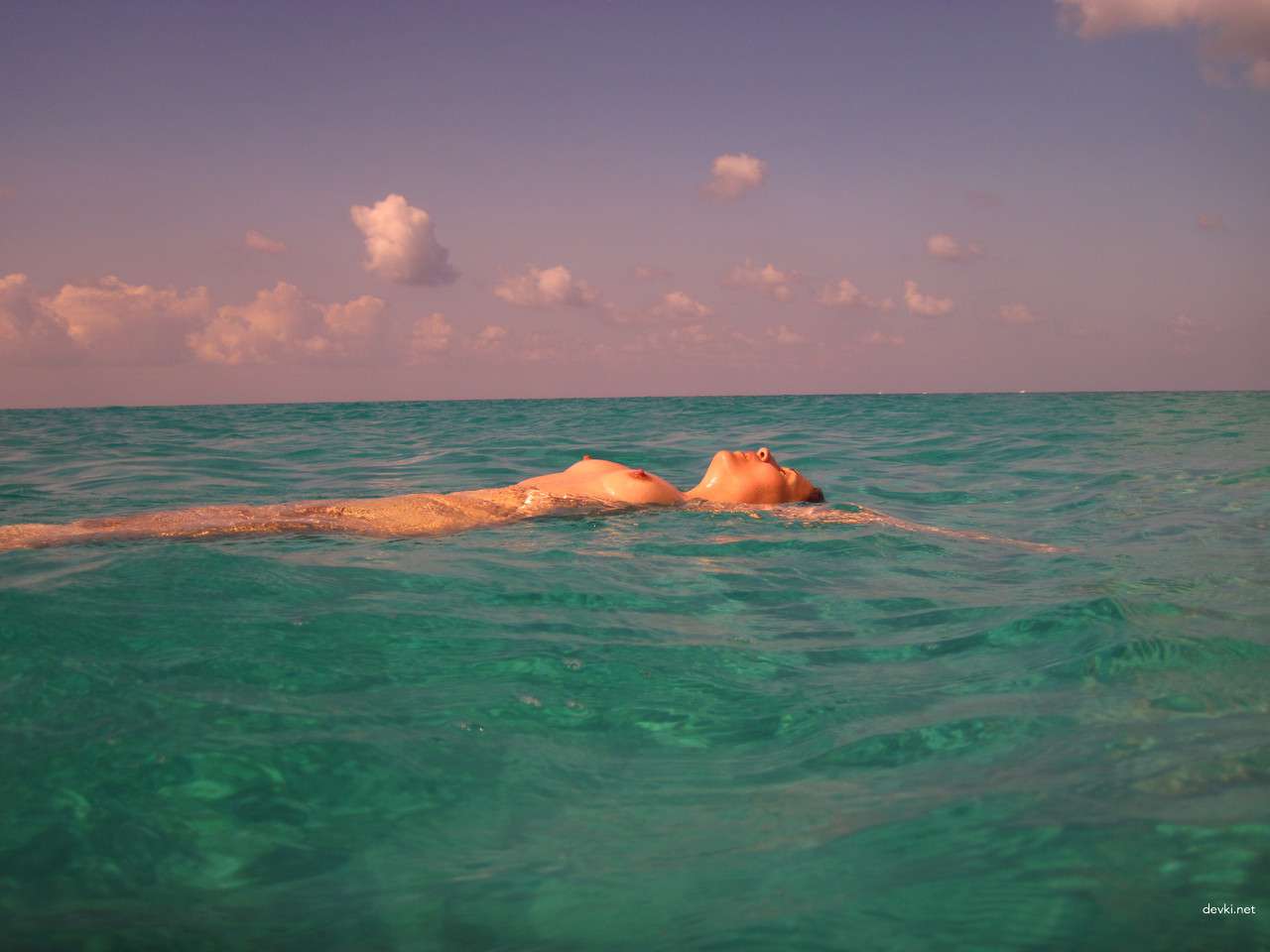 Seductive Amateur Girl on Vacation (Part 2): Revealing Beach Photos