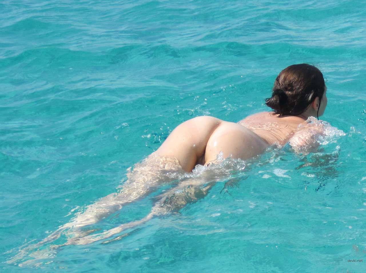 Seductive Amateur Girl on Vacation (Part 2): Revealing Beach Photos