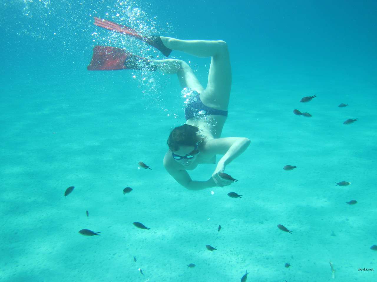 Seductive Amateur Girl on Vacation (Part 2): Revealing Beach Photos