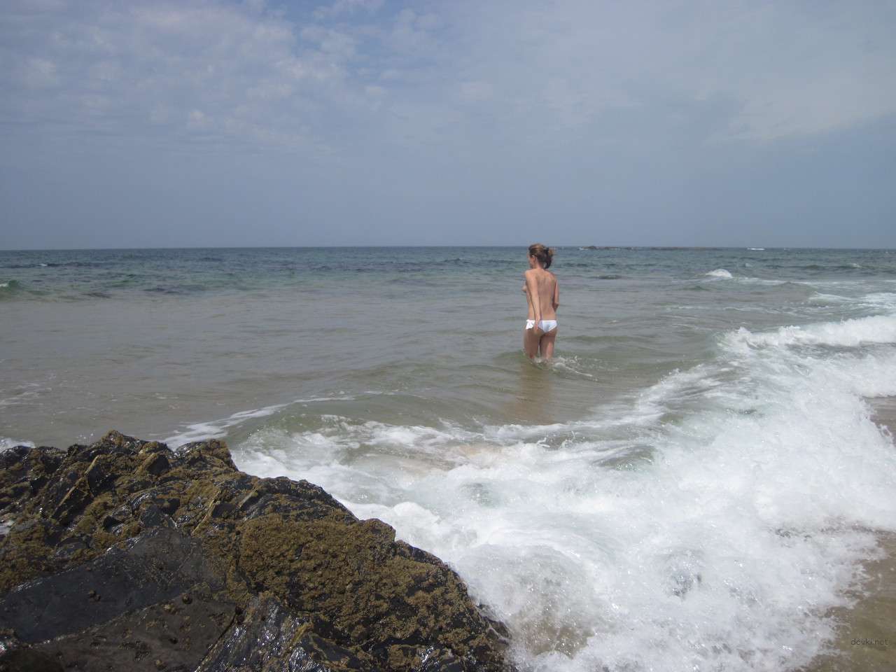 Seductive Amateur Girl on Vacation (Part 2): Revealing Beach Photos