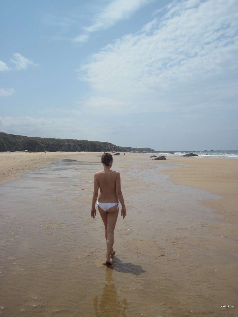 Seductive Amateur Girl on Vacation (Part 2): Revealing Beach Photos