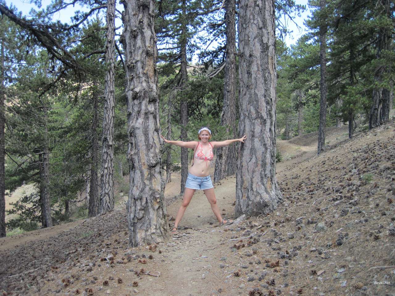 Seductive Amateur Girl on Vacation (Part 2): Revealing Beach Photos