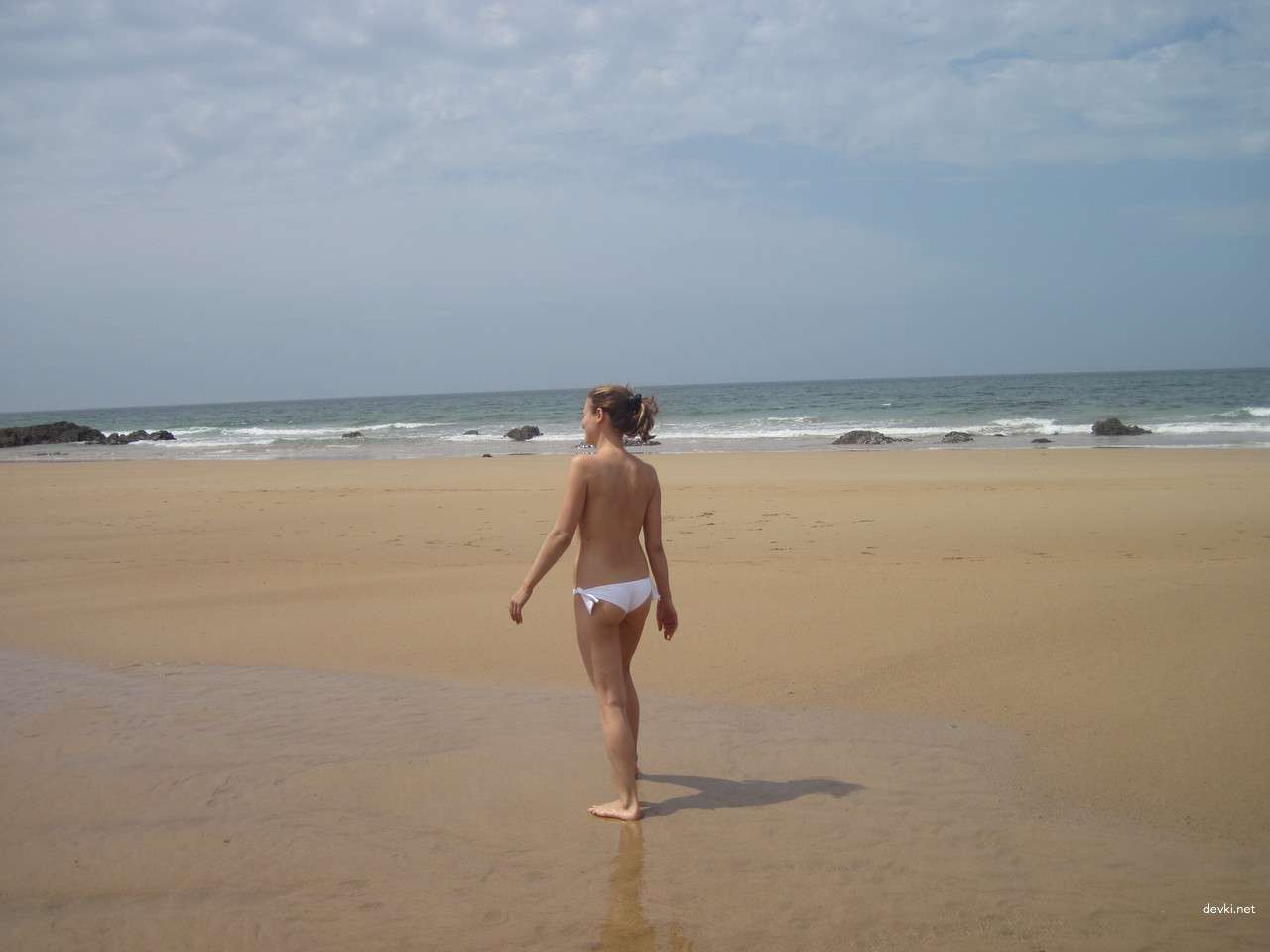 Seductive Amateur Girl on Vacation (Part 2): Revealing Beach Photos