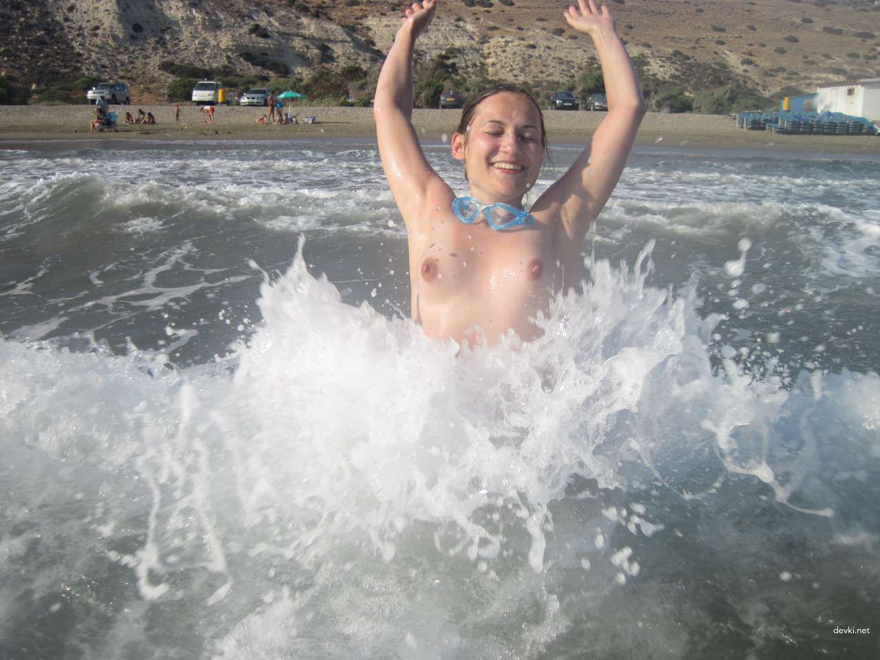 Seductive Amateur Girl on Vacation (Part 2): Revealing Beach Photos
