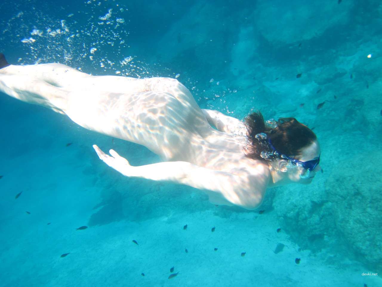 Seductive Amateur Girl on Vacation (Part 2): Revealing Beach Photos