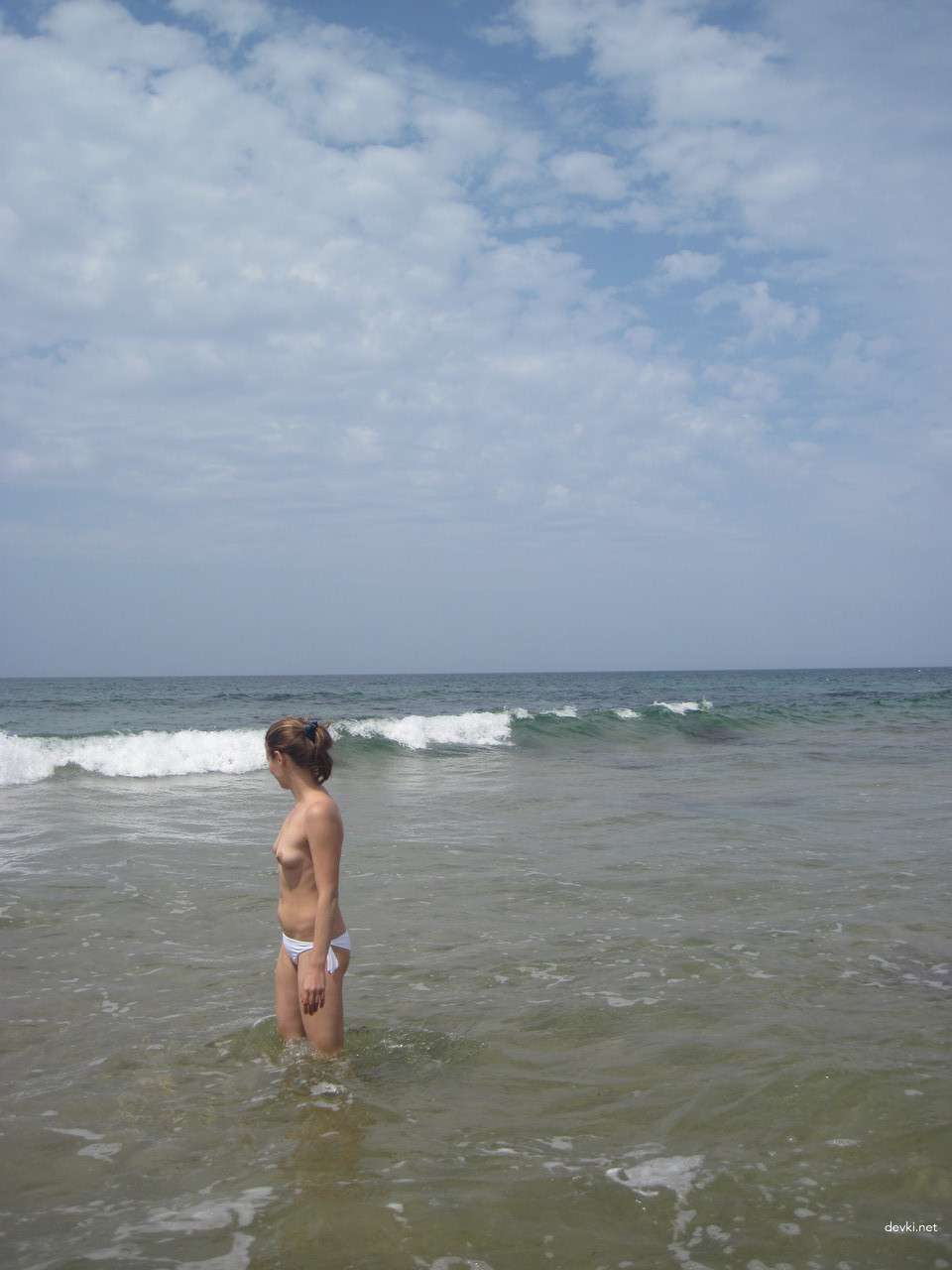 Seductive Amateur Girl on Vacation (Part 2): Revealing Beach Photos