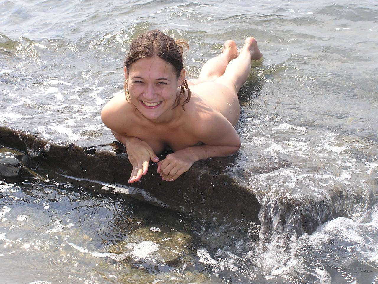 Seductive Amateur Girl on Vacation (Part 2): Revealing Beach Photos