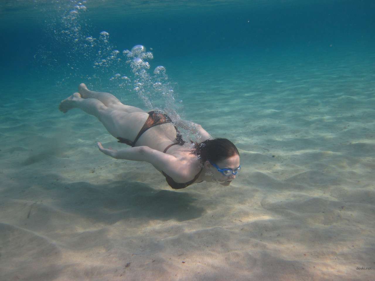 Seductive Amateur Girl on Vacation (Part 2): Revealing Beach Photos