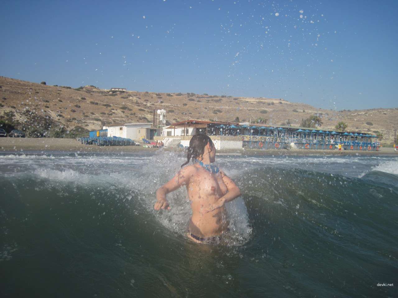 Seductive Amateur Girl on Vacation (Part 2): Revealing Beach Photos