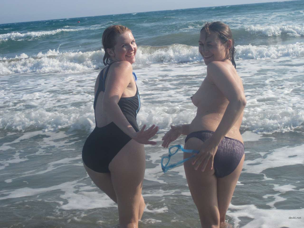 Seductive Amateur Girl on Vacation (Part 2): Revealing Beach Photos