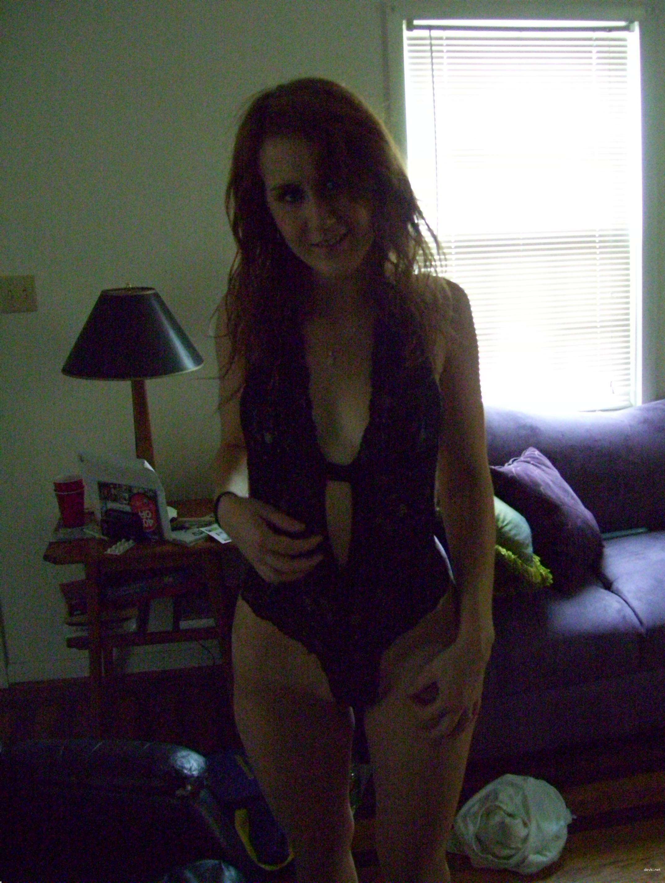 Hot Bi Girl Amateur Porn Pics: Cute and Explicit Bi Babe Shows It All