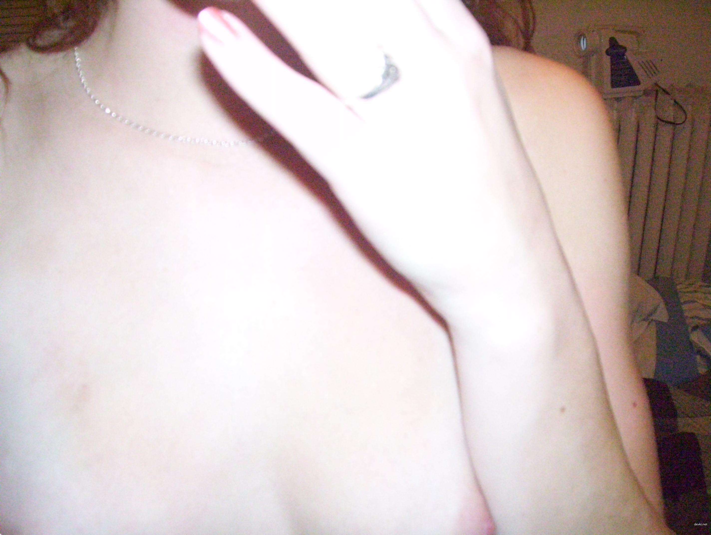 Hot Bi Girl Amateur Porn Pics: Cute and Explicit Bi Babe Shows It All