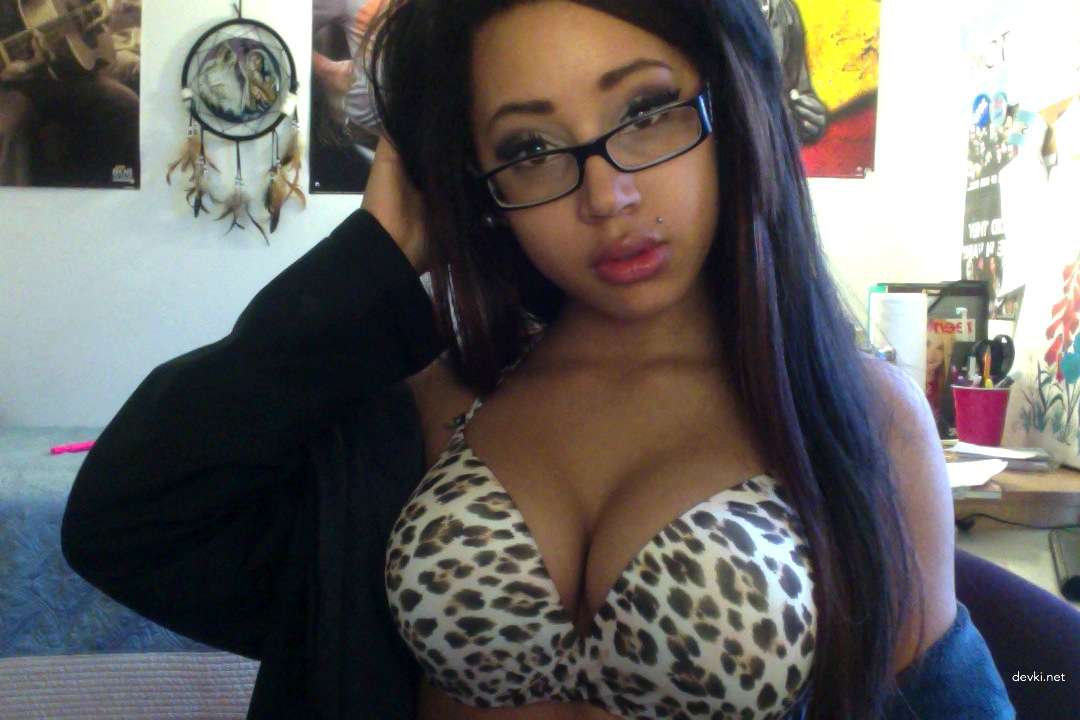 Hot Babe with Stunning Curves in Amateur Porn Pics