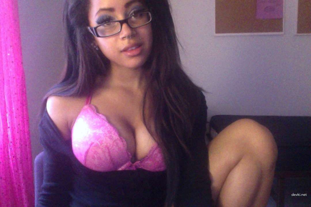 Hot Babe with Stunning Curves in Amateur Porn Pics