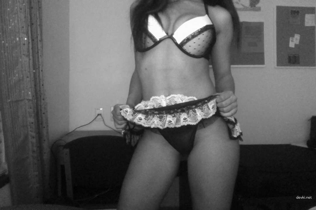 Hot Babe with Stunning Curves in Amateur Porn Pics