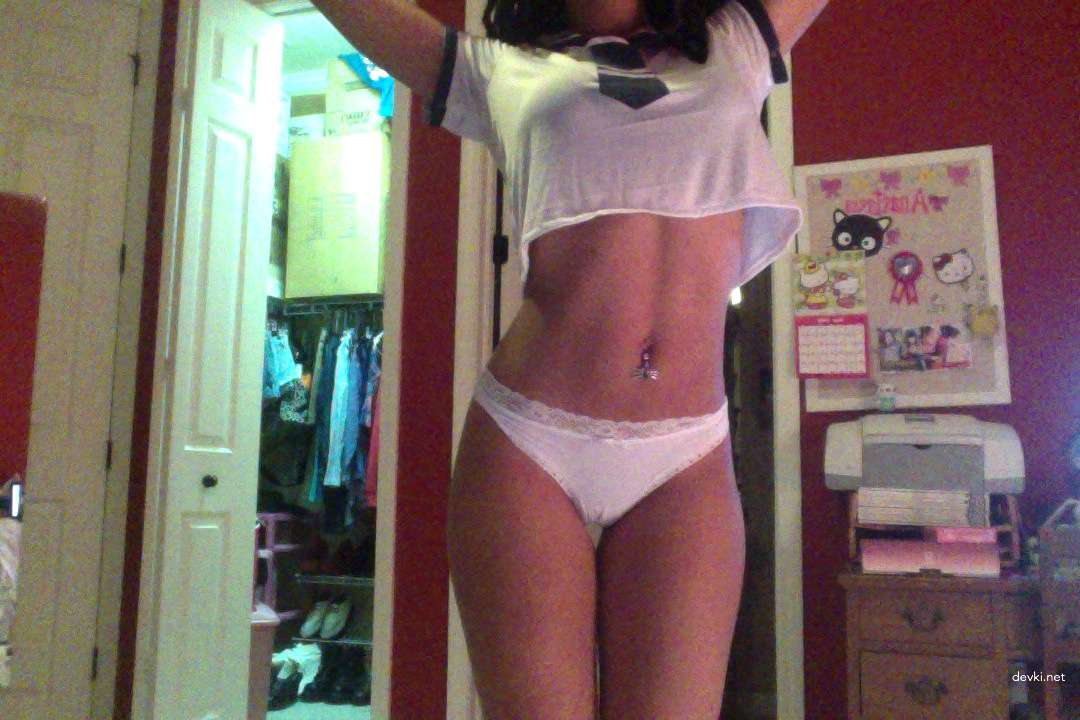 Hot Babe with Stunning Curves in Amateur Porn Pics