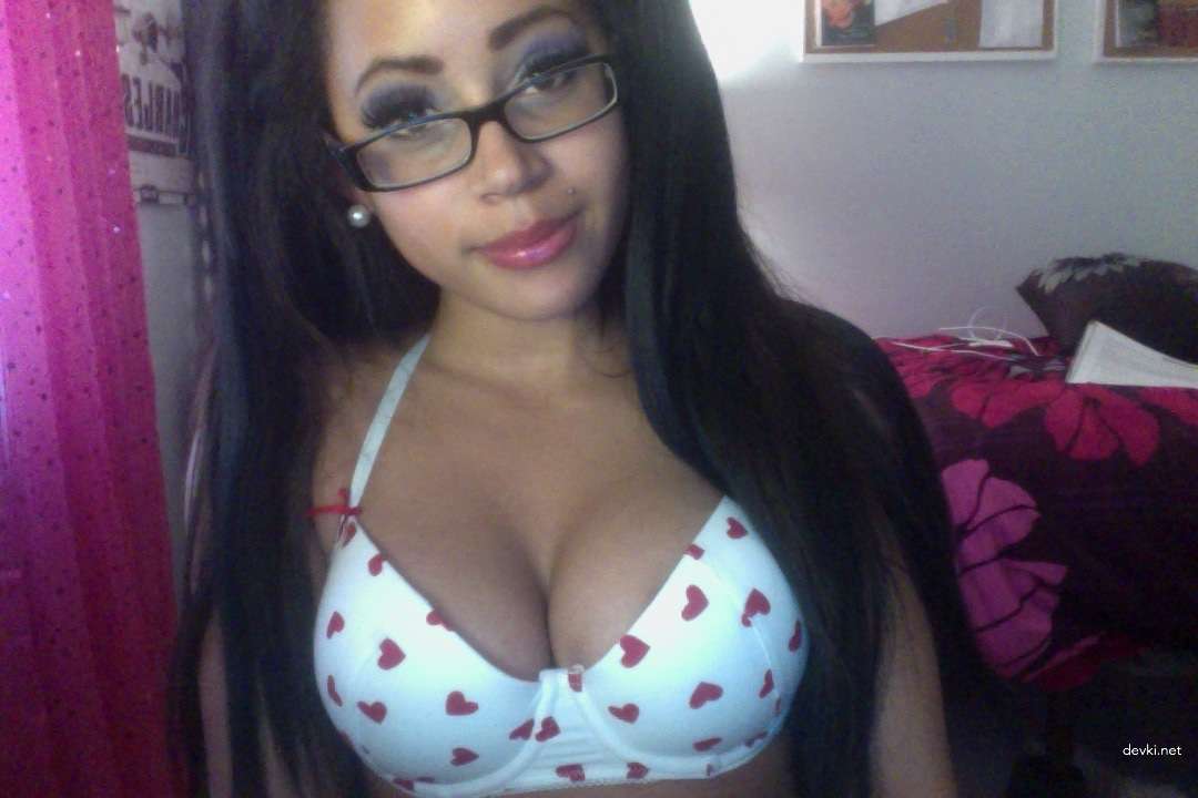 Hot Babe with Stunning Curves in Amateur Porn Pics