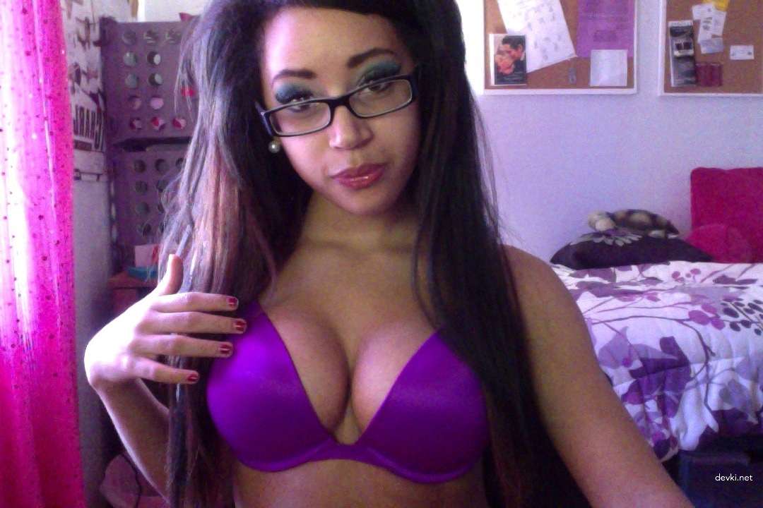 Hot Babe with Stunning Curves in Amateur Porn Pics