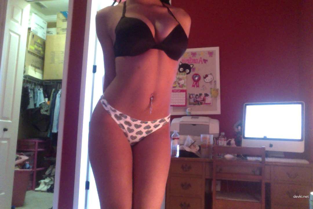 Hot Babe with Stunning Curves in Amateur Porn Pics