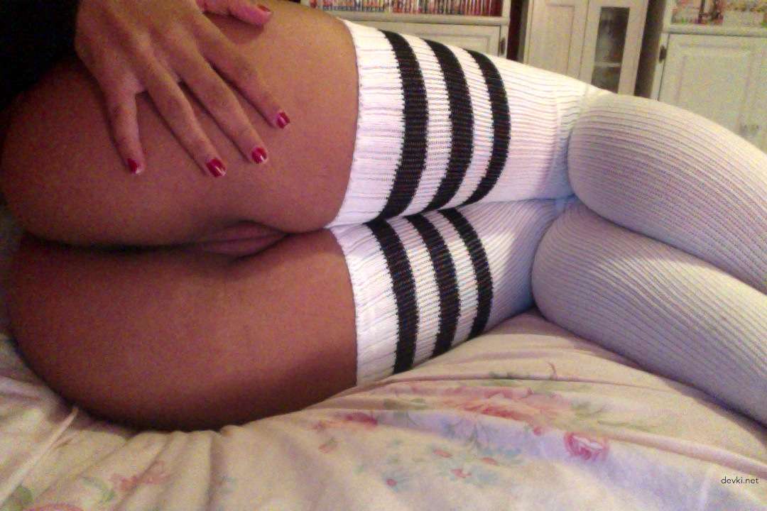 Hot Babe with Stunning Curves in Amateur Porn Pics