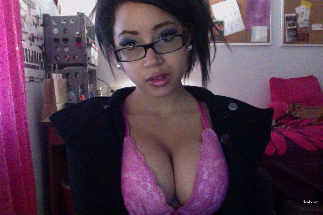 Hot Babe with Stunning Curves in Amateur Porn Pics