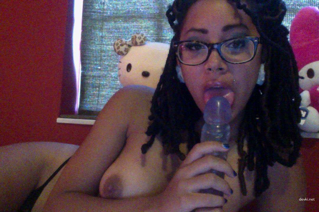 Hot Babe with Stunning Curves in Amateur Porn Pics