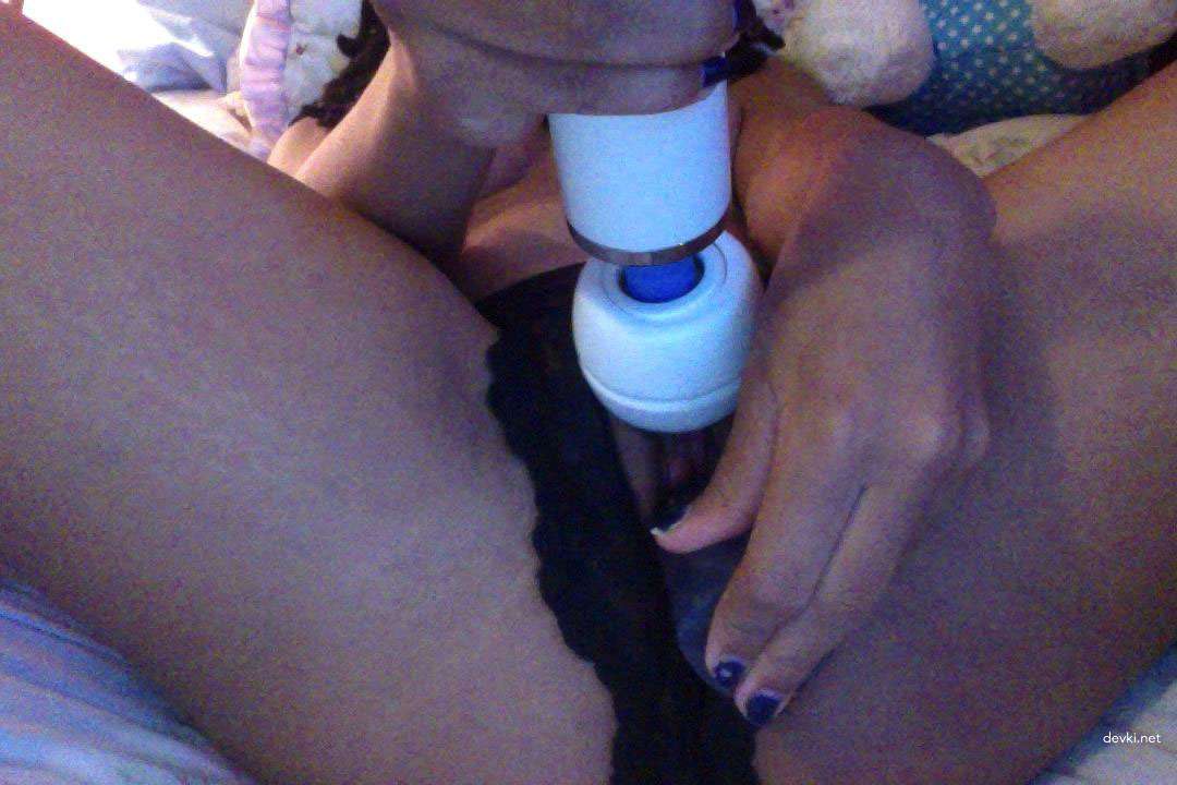 Hot Babe with Stunning Curves in Amateur Porn Pics