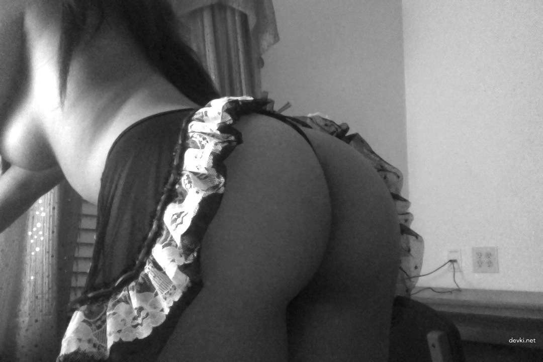 Hot Babe with Stunning Curves in Amateur Porn Pics