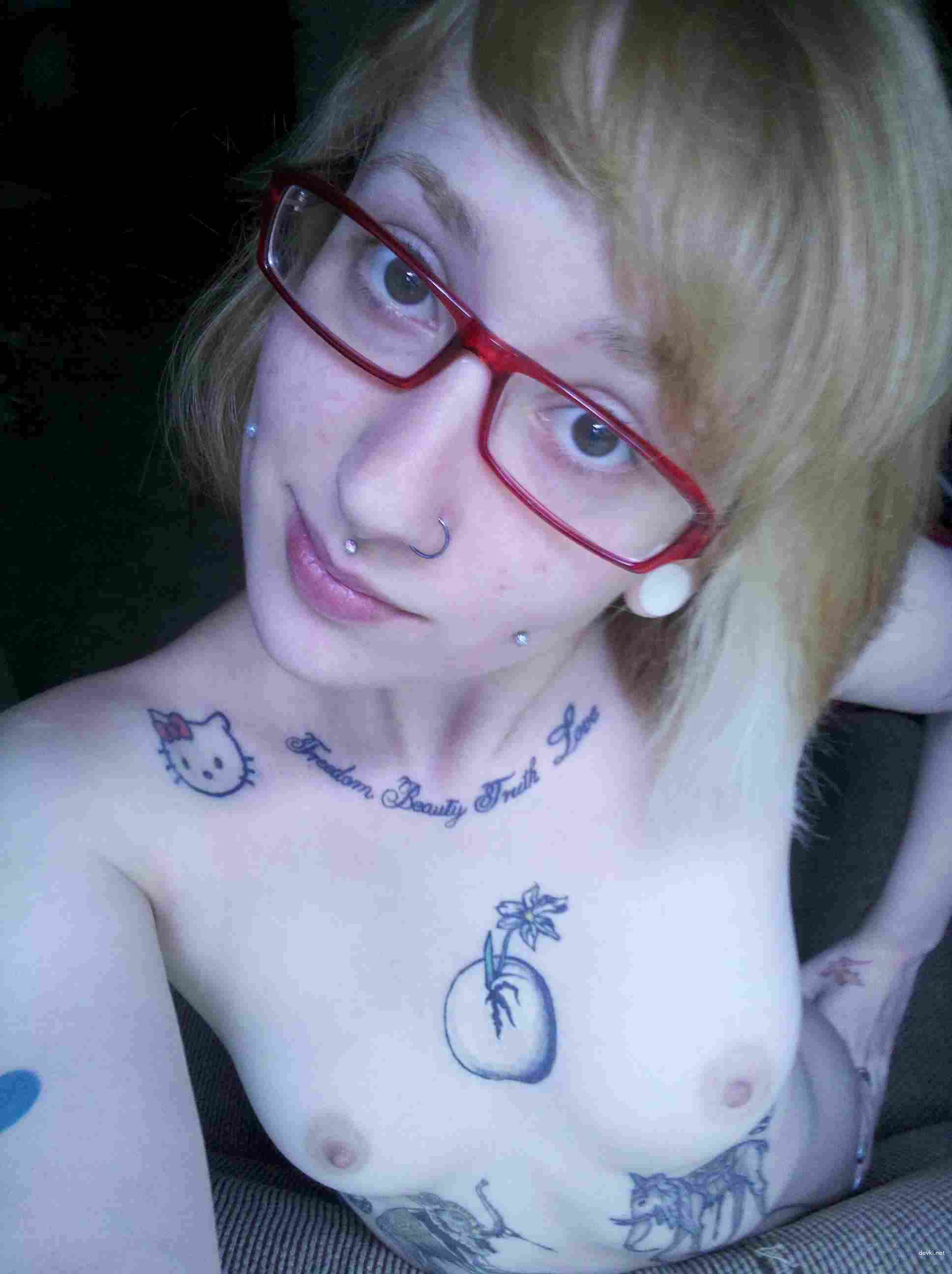 Explicit Amateur Girl with Tattoos Private Erotic Photos