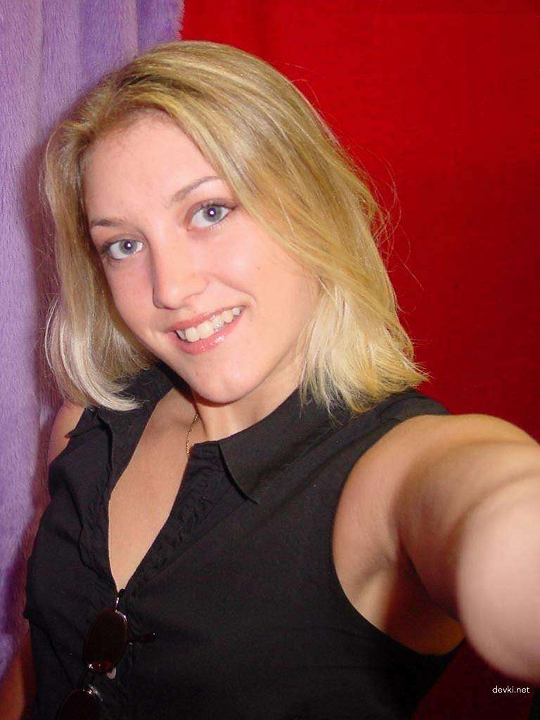 Amateur Babe Gets Naughty in Explicit Photo Shoot