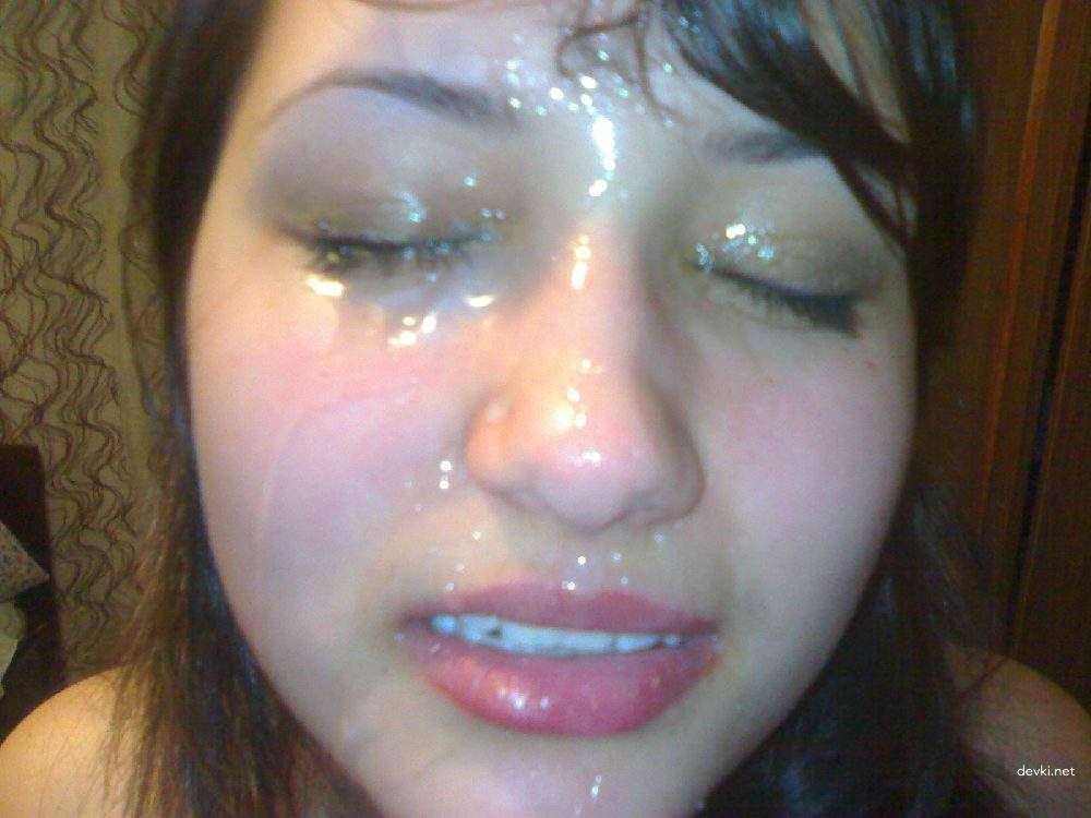 Hot Glasses-wearing Woman Gives Blowjob in Amateur Porn Photo