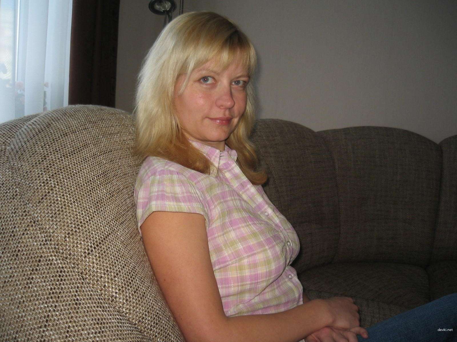 Mature MILF Exposes Stretching in Explicit Amateur Porn Photo