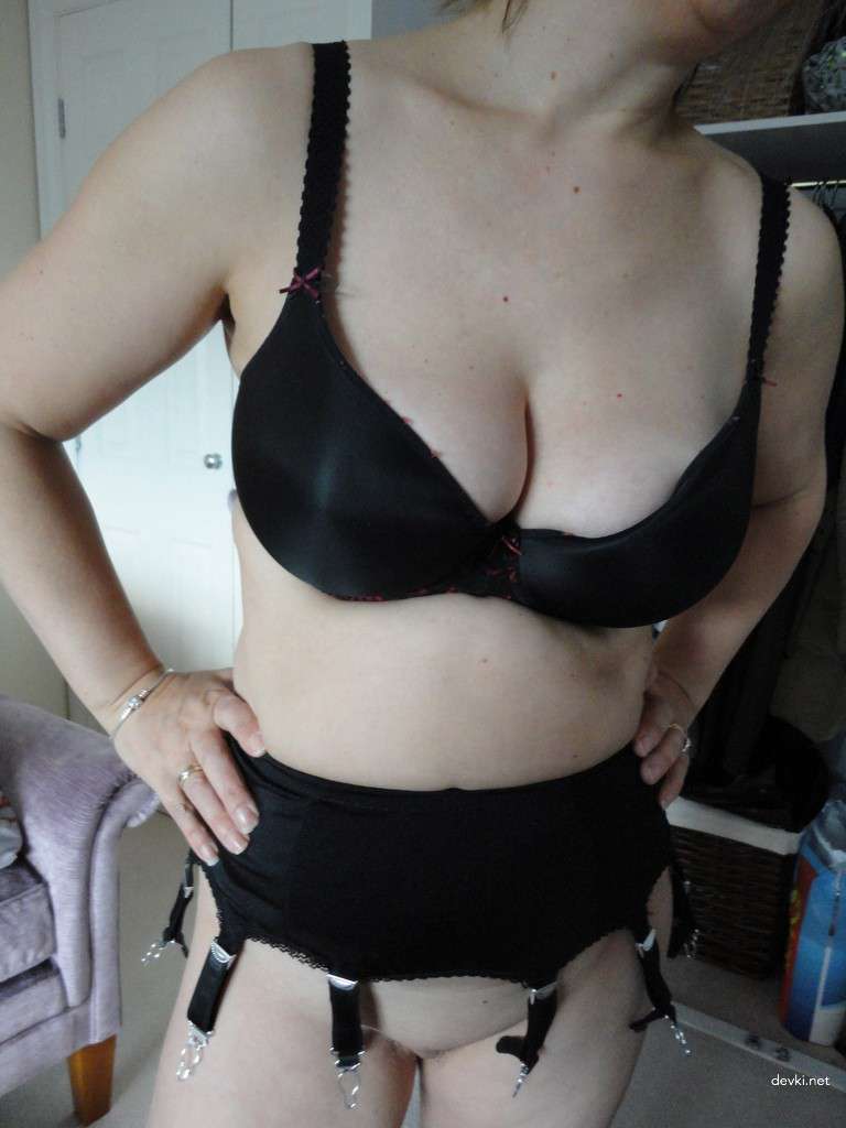 Raunchy Amateur Domme (Part 1): Hardcore BDSM Photos