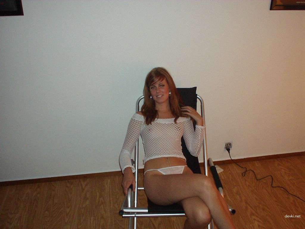 Redhead amateur babe naked - Explicit amateur porn photo shoot