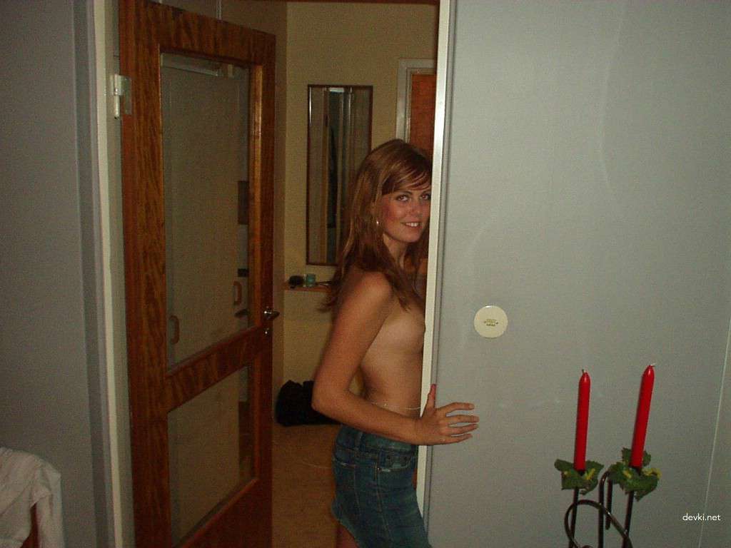 Redhead amateur babe naked - Explicit amateur porn photo shoot