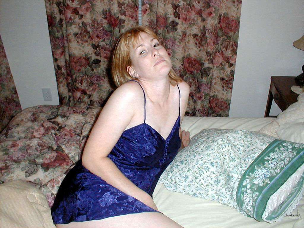 Hot Wife with Bush: Amateur Explicit Photo