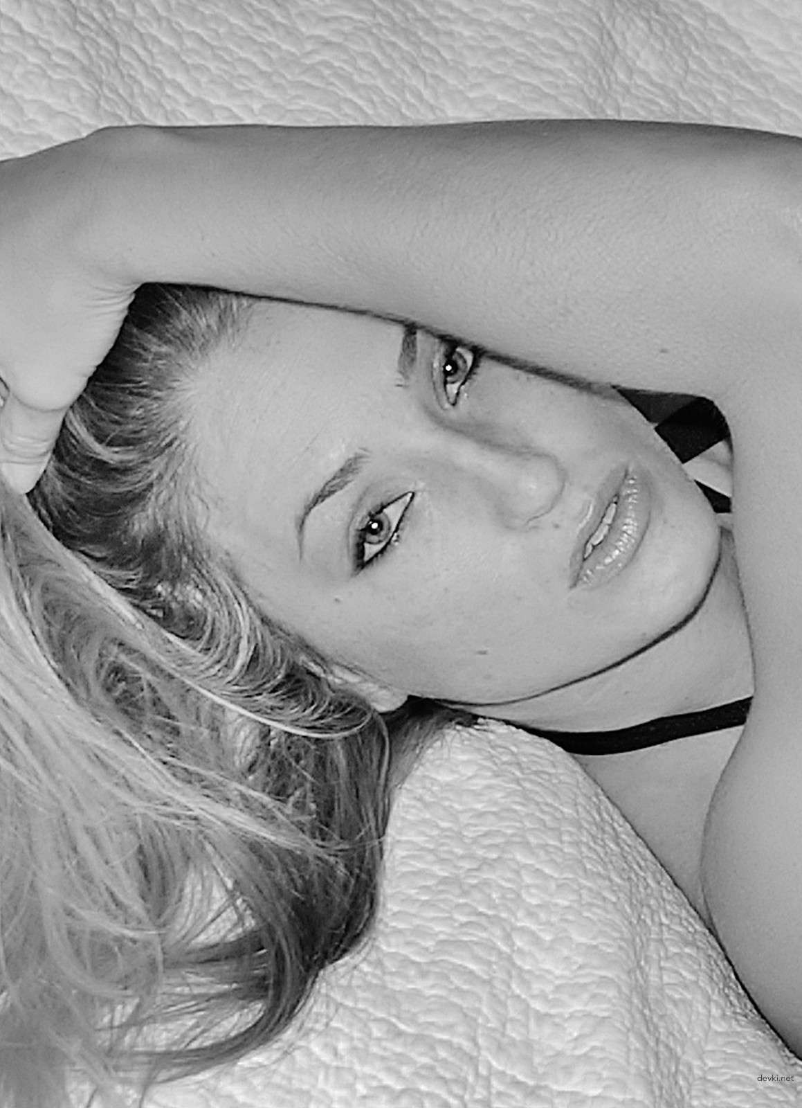 Two Naked Girlfriends in Explicit Amateur Porn Photoshoot