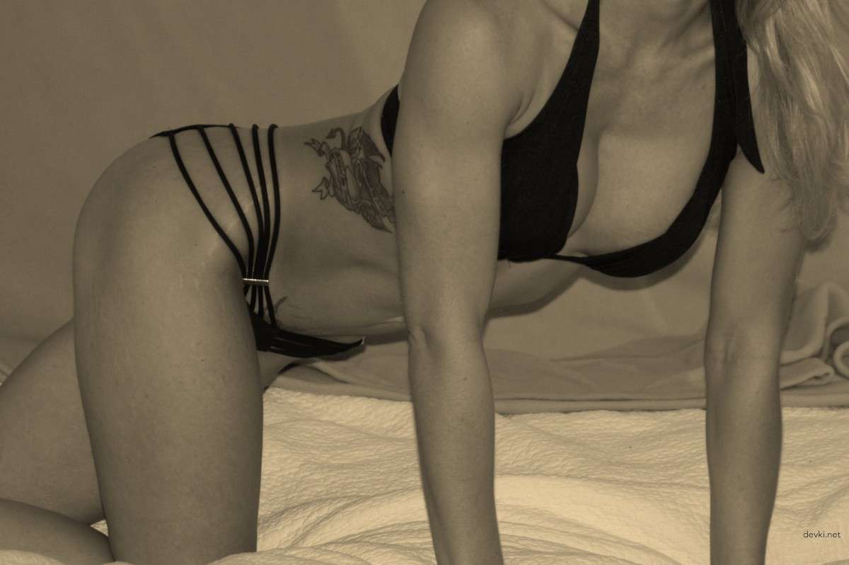 Two Naked Girlfriends in Explicit Amateur Porn Photoshoot