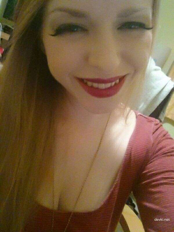 Blonde Amateur Strip Tease (Part 1) - Explicit Nude Photos