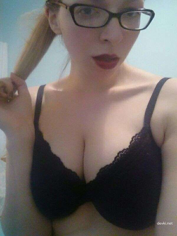 Blonde Amateur Strip Tease (Part 1) - Explicit Nude Photos