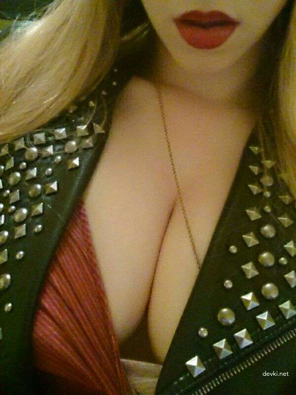 Blonde Amateur Strip Tease (Part 1) - Explicit Nude Photos