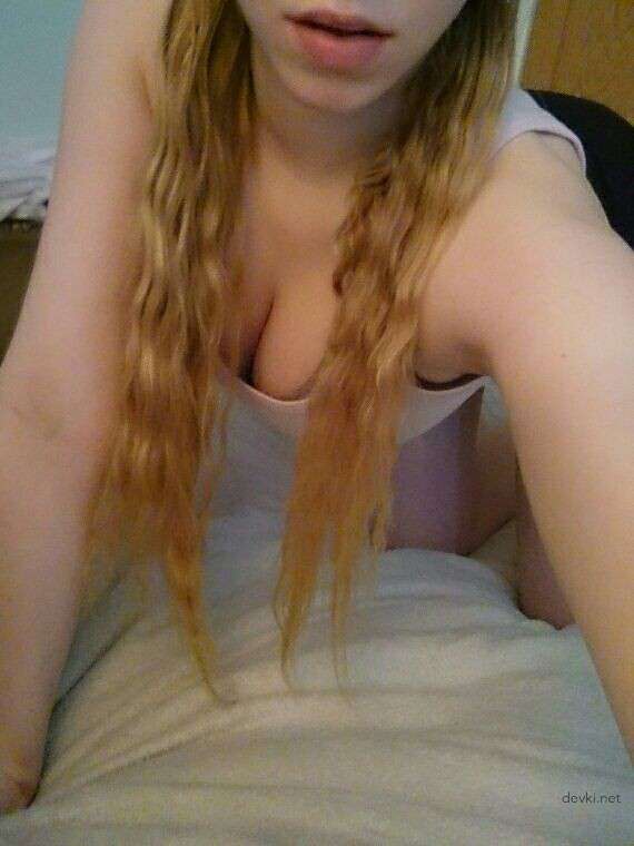 Blonde Amateur Strip Tease (Part 1) - Explicit Nude Photos