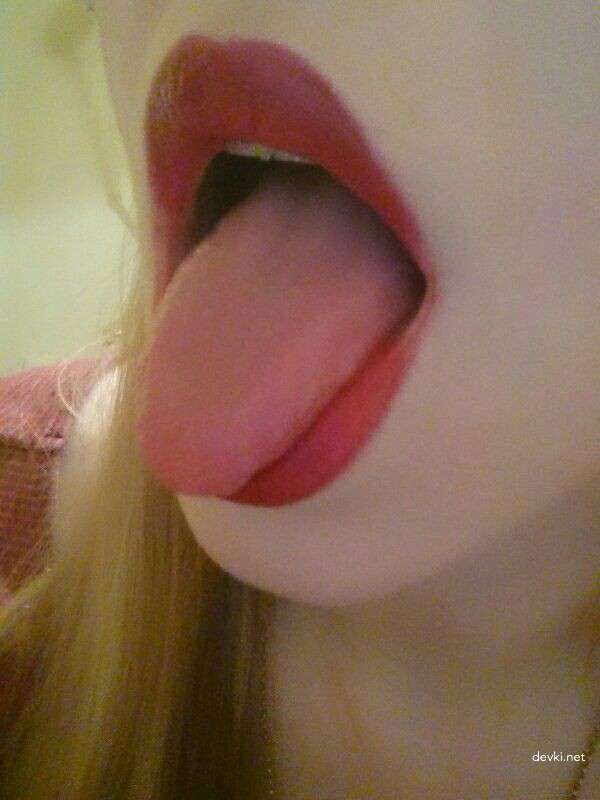 Blonde Amateur Strip Tease (Part 1) - Explicit Nude Photos